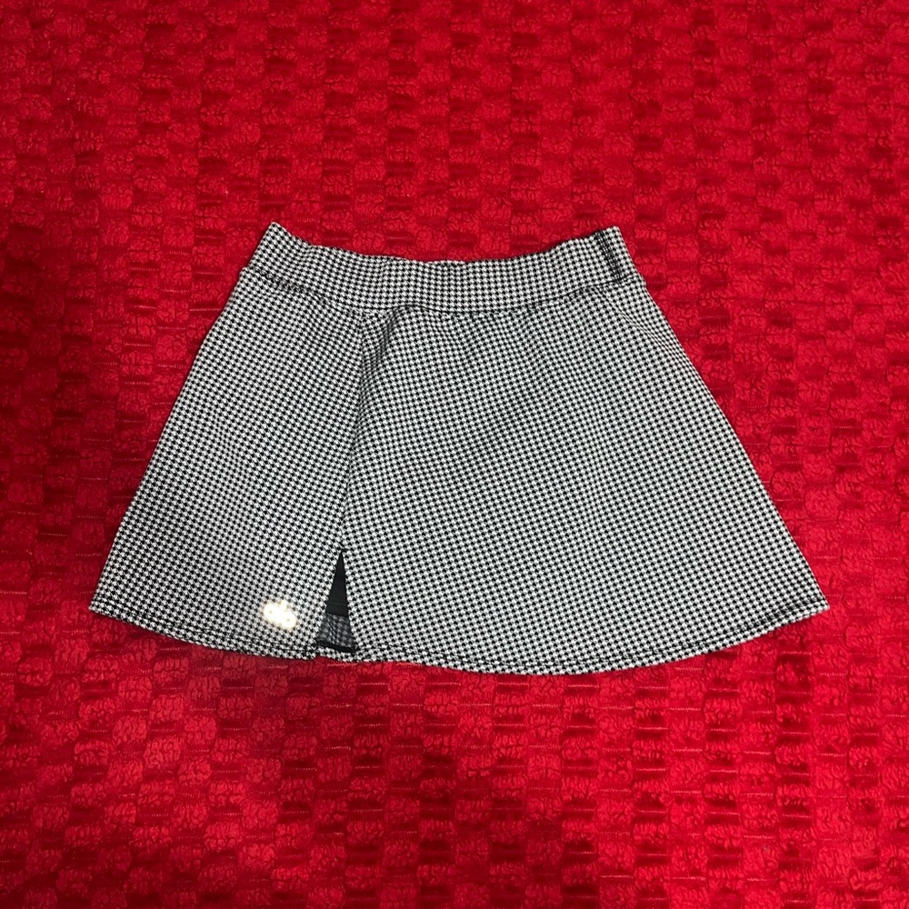 Alo Yoga Houndstooth Tennis Mini Skirt with Front Slit